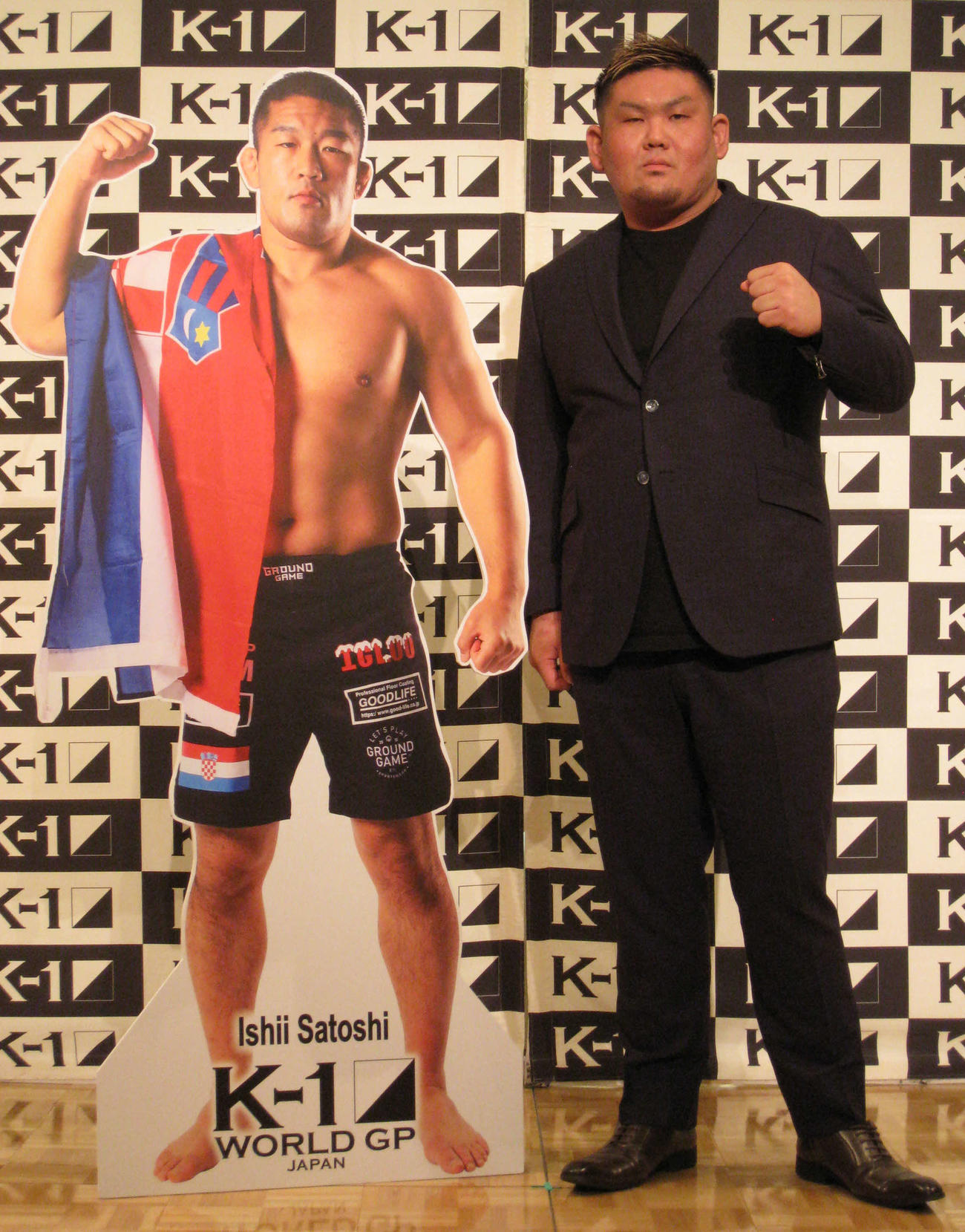 2月の対戦発表で石井慧のパネルを横に勝利を誓う実方宏介（撮影・吉池彰）