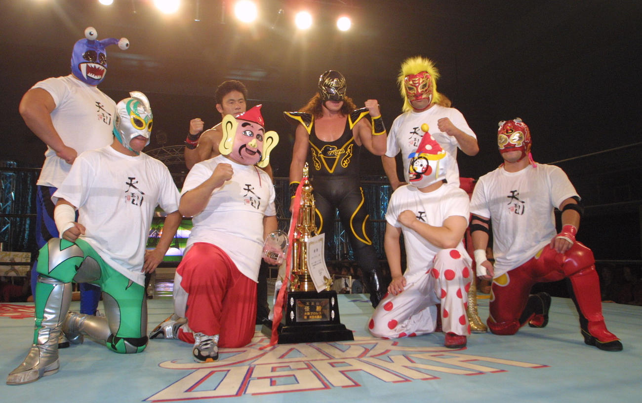 リング上に集合した大阪プロレスの面々（2003年4月撮影）