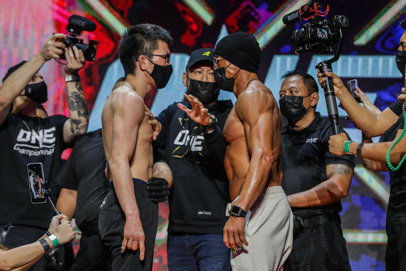 計量後のフェースオフににらみ合う青木真也（左）と秋山成勲(C) ONE Championship