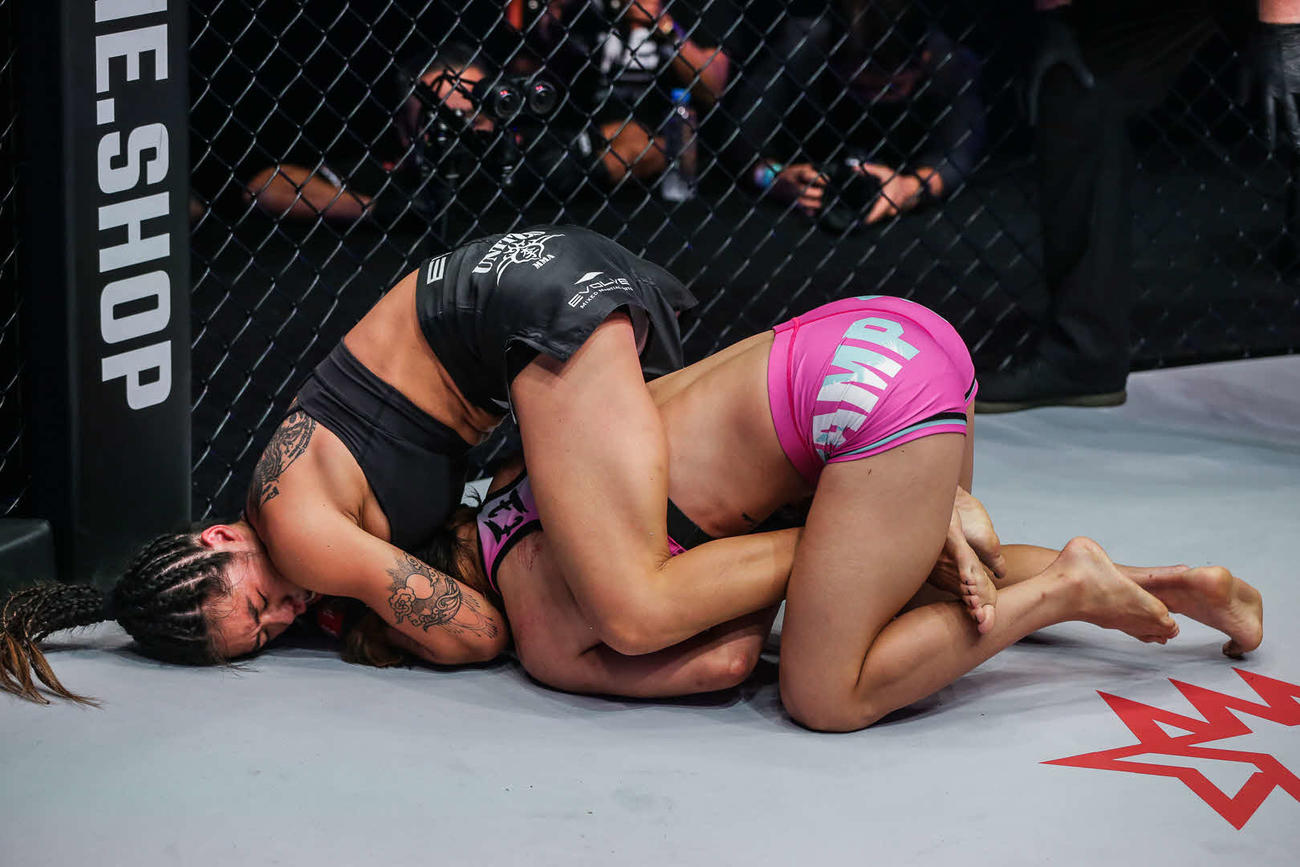 スタンプ（右）に一本勝ちするアンジェラ（C） ONE Championship