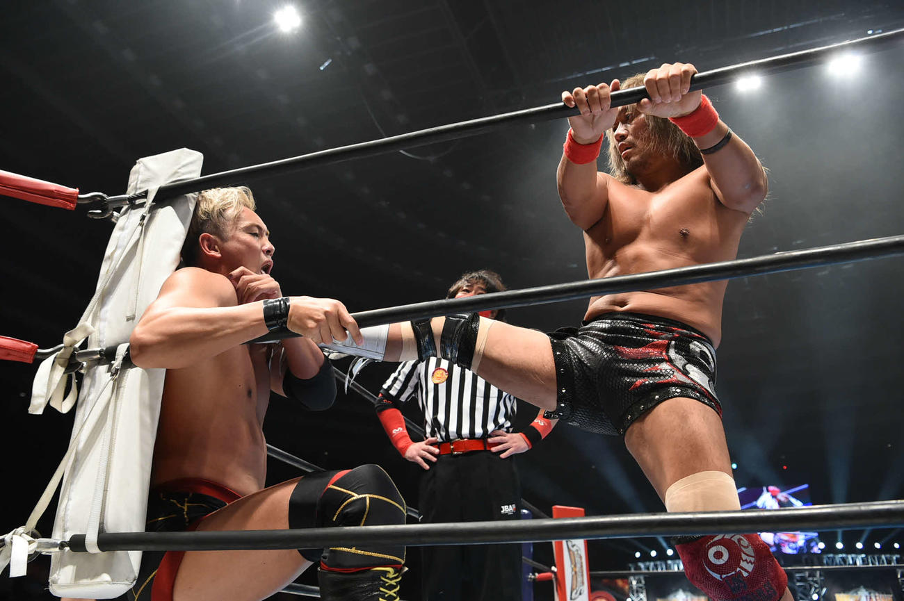 オカダ（左）の首を攻める内藤（提供・新日本プロレス）
