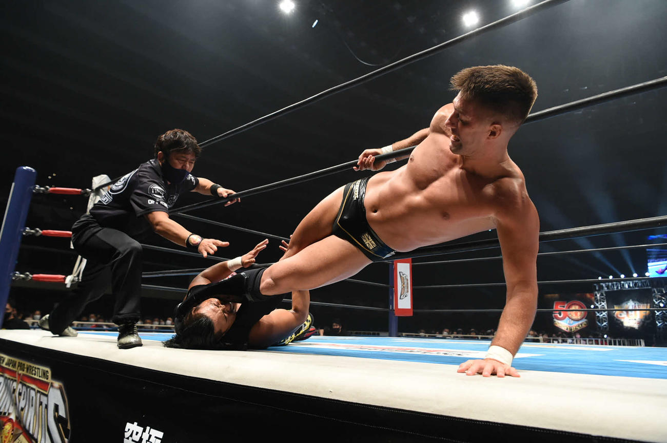 鷹木（中央）の首を攻めるセイバーJr（提供・新日本プロレス）