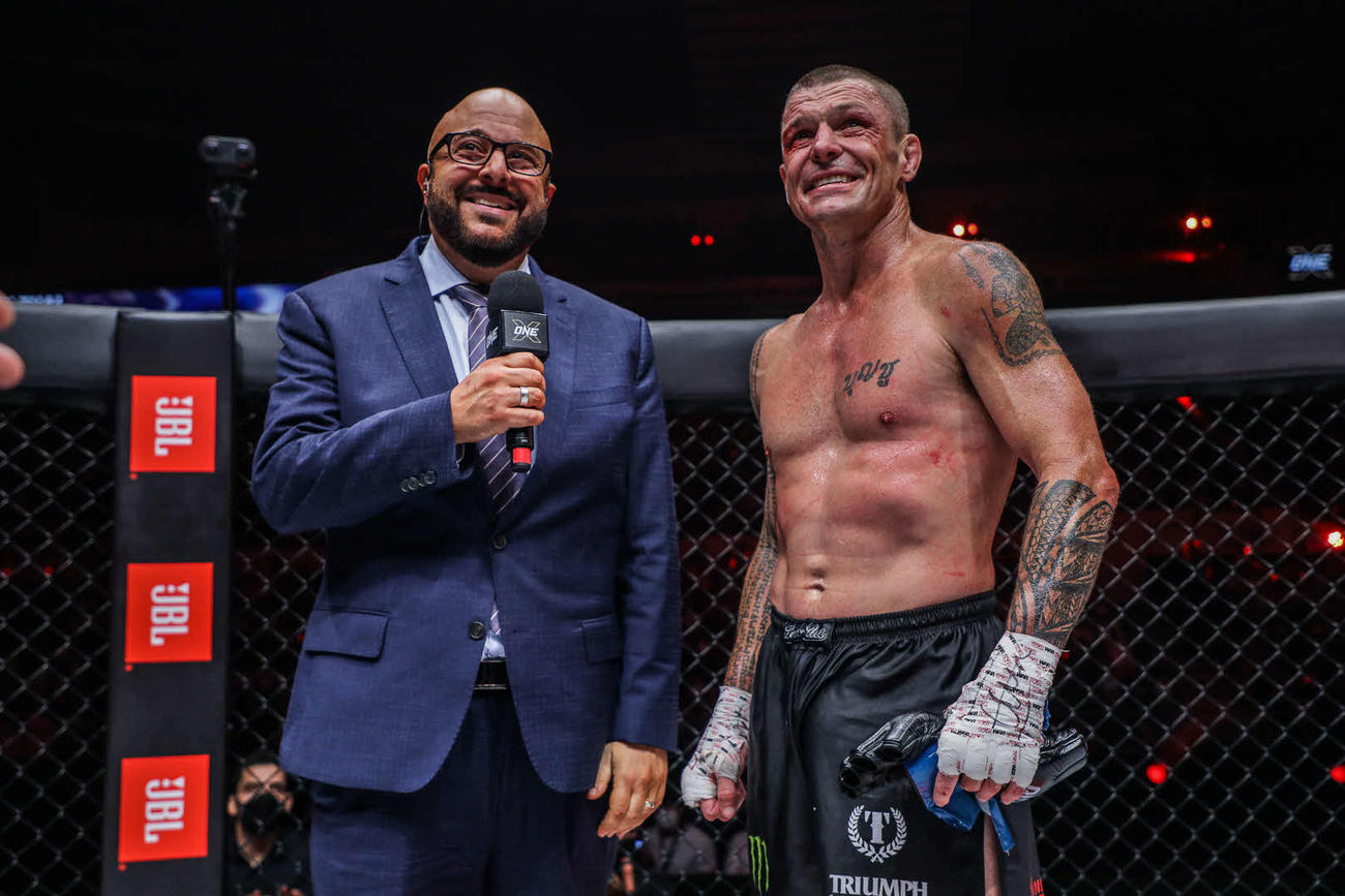 引退試合で敗戦し涙を見せるパー（右）（C）ONE Championship