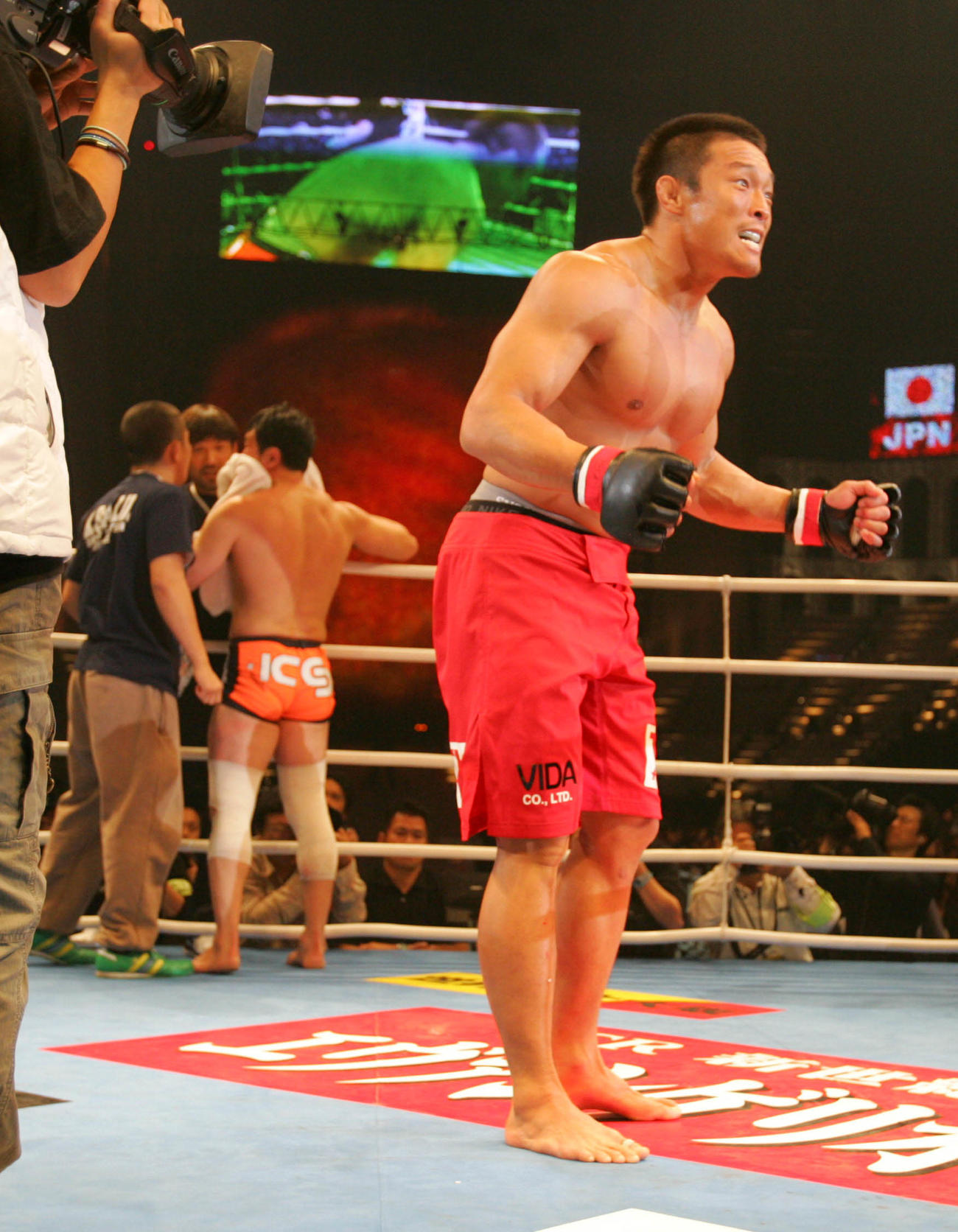 06年大みそかのK-1 Dynamite！！でガッツポーズする秋山成勲（2006年12月31日撮影）