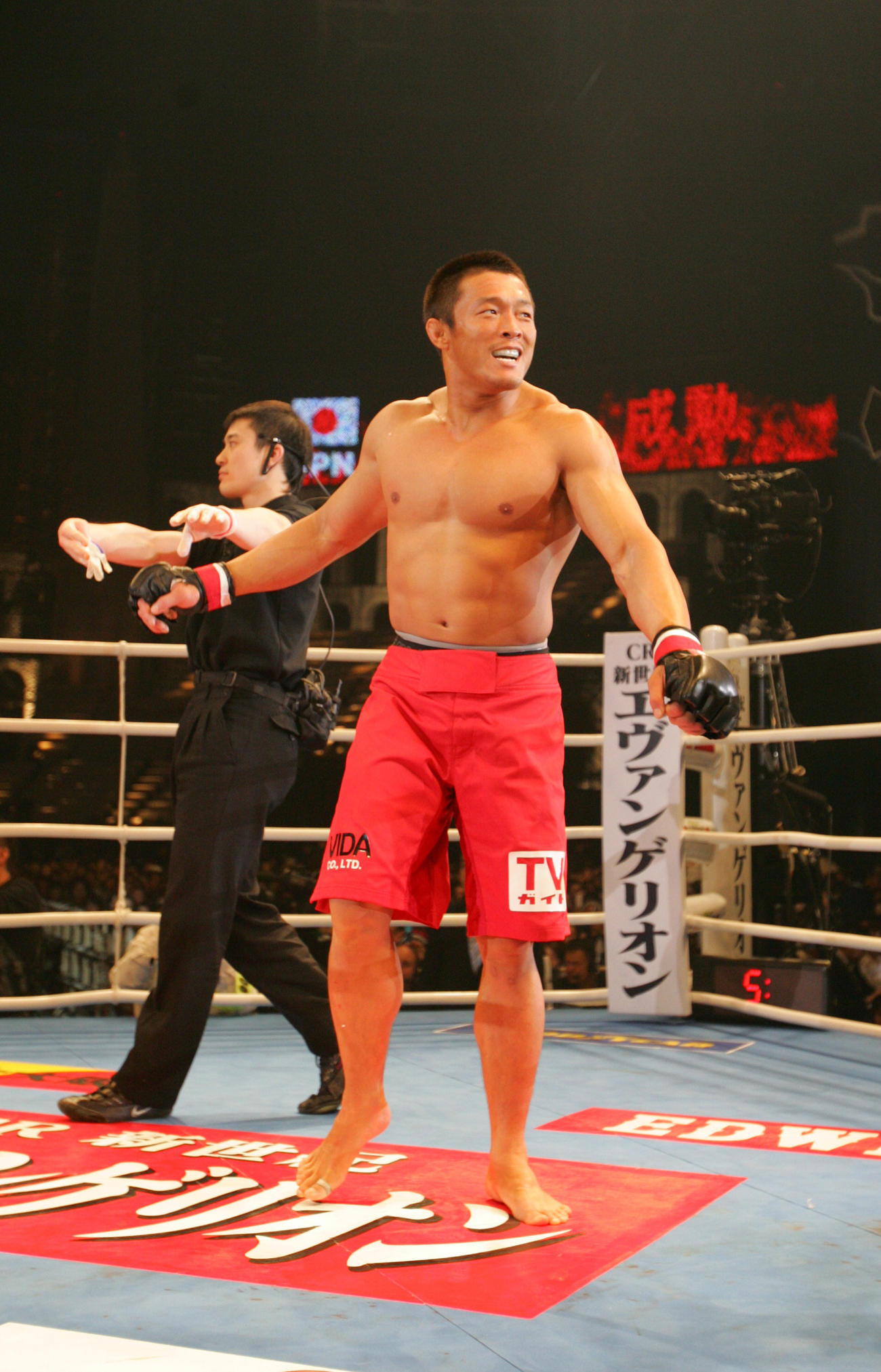 06年大みそかのK-1 Dynamite！！で桜庭和志に勝利し笑顔を見せる秋山成勲（2006年12月31日撮影）