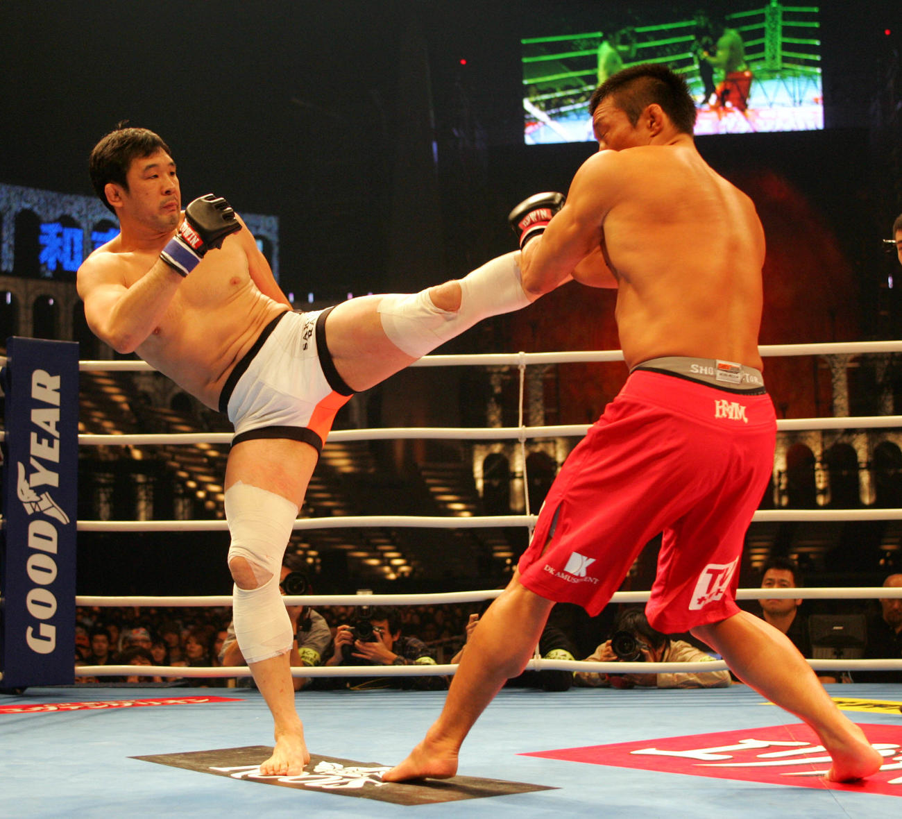 06年大みそかのK-1 Dynamite！！で桜庭和志のキックを受ける秋山成勲（2006年12月31日撮影）