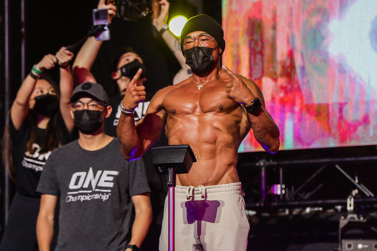 公開計量でポーズを決める秋山成勲(C) ONE Championship