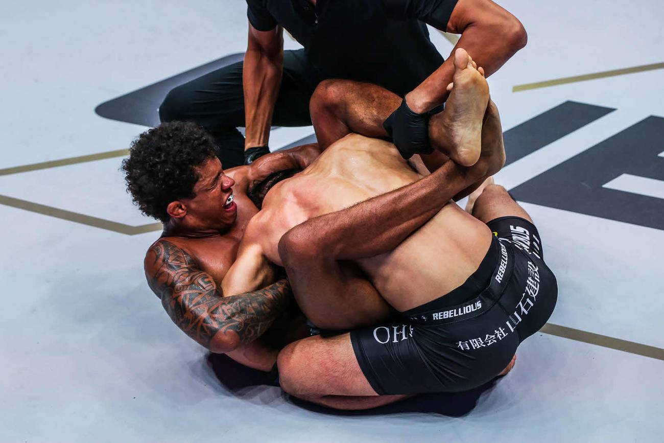 モラエス（左）に一本負けを喫する若松(C) ONE Championship