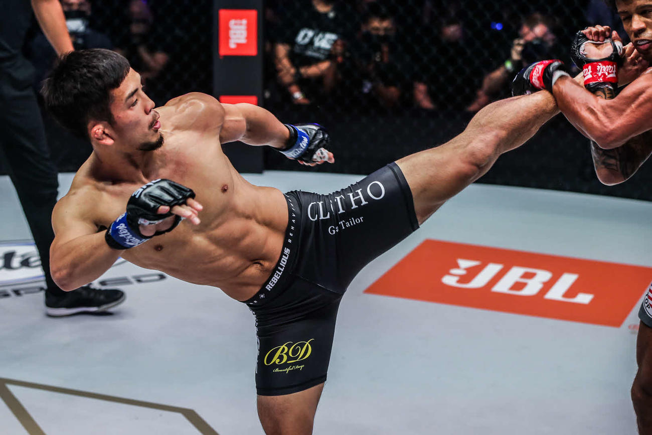 ハイキックを繰り出す若松(C) ONE Championship