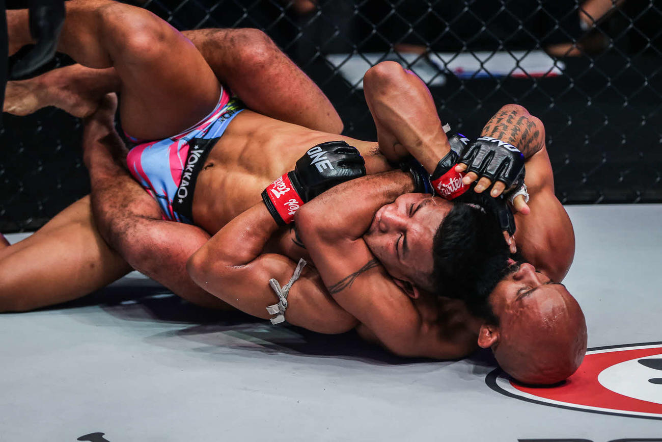 ロッタン（中央）を締め上げるジョンソン（C）ONE Championship