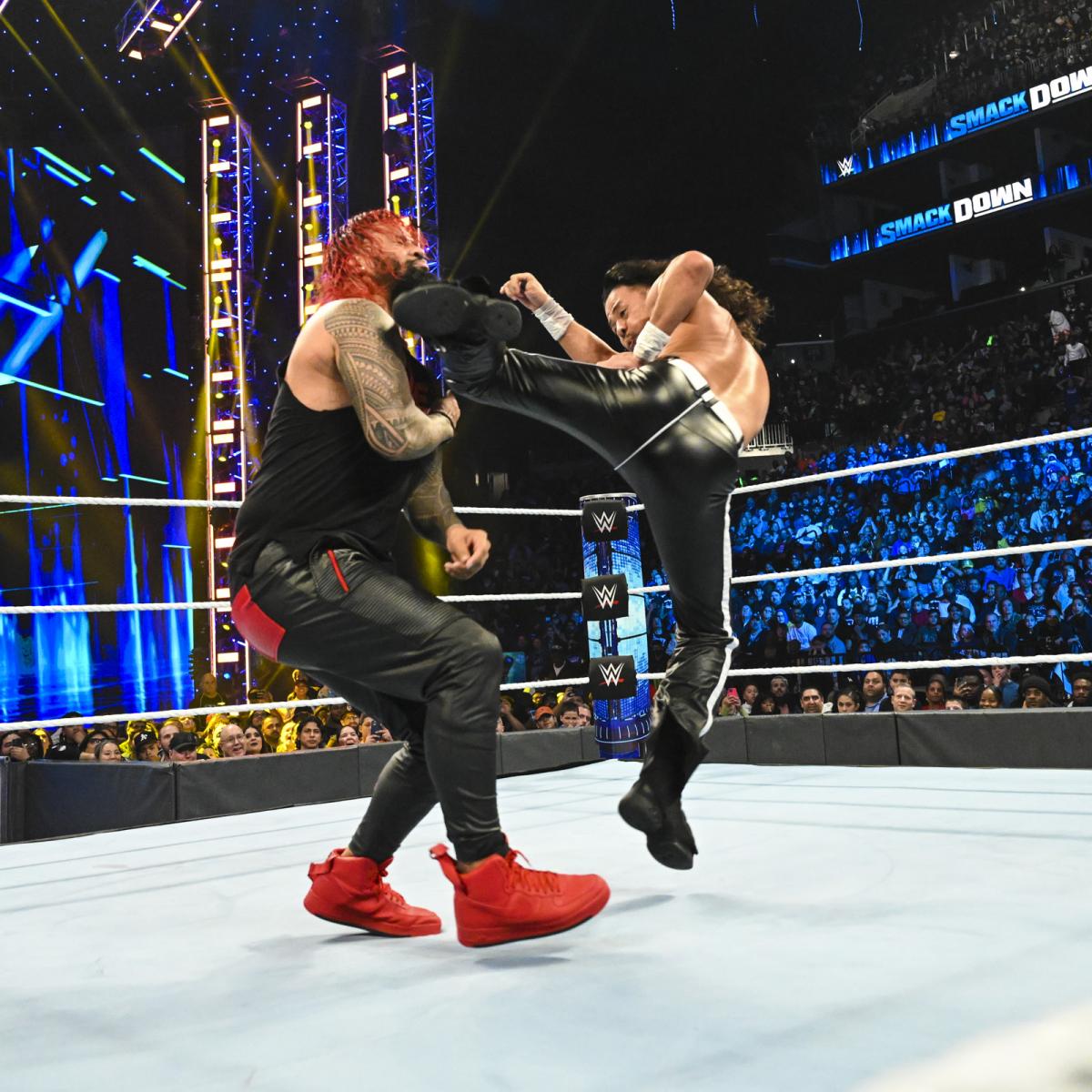 ジミー・ウーソ（左）にキンシャサをたたき込んだ中邑真輔（C）2022 WWE, Inc. All Rights Reserved.