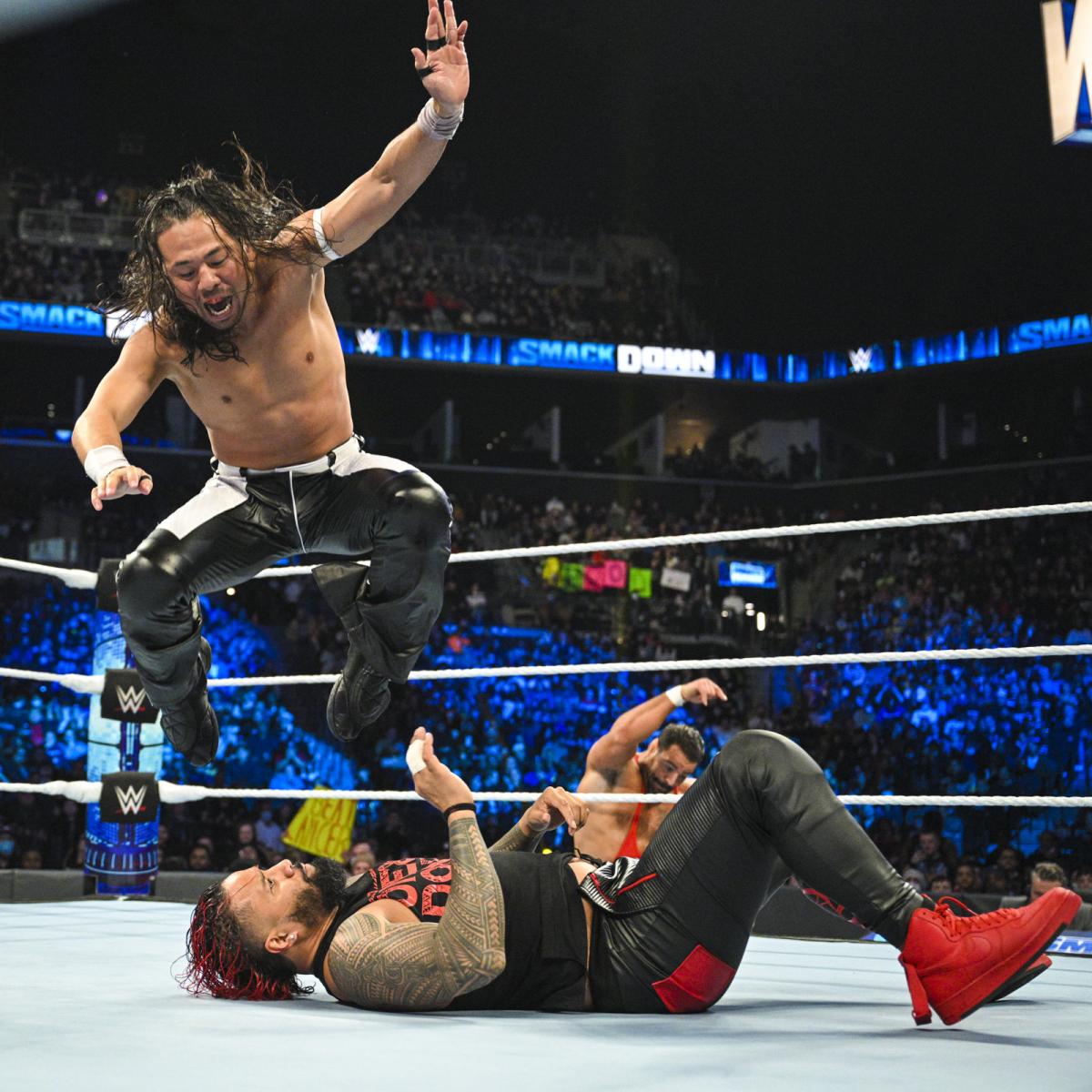 ジミー・ウーソ（下）にニードロップを打ち込む中邑真輔（C）2022 WWE, Inc. All Rights Reserved.