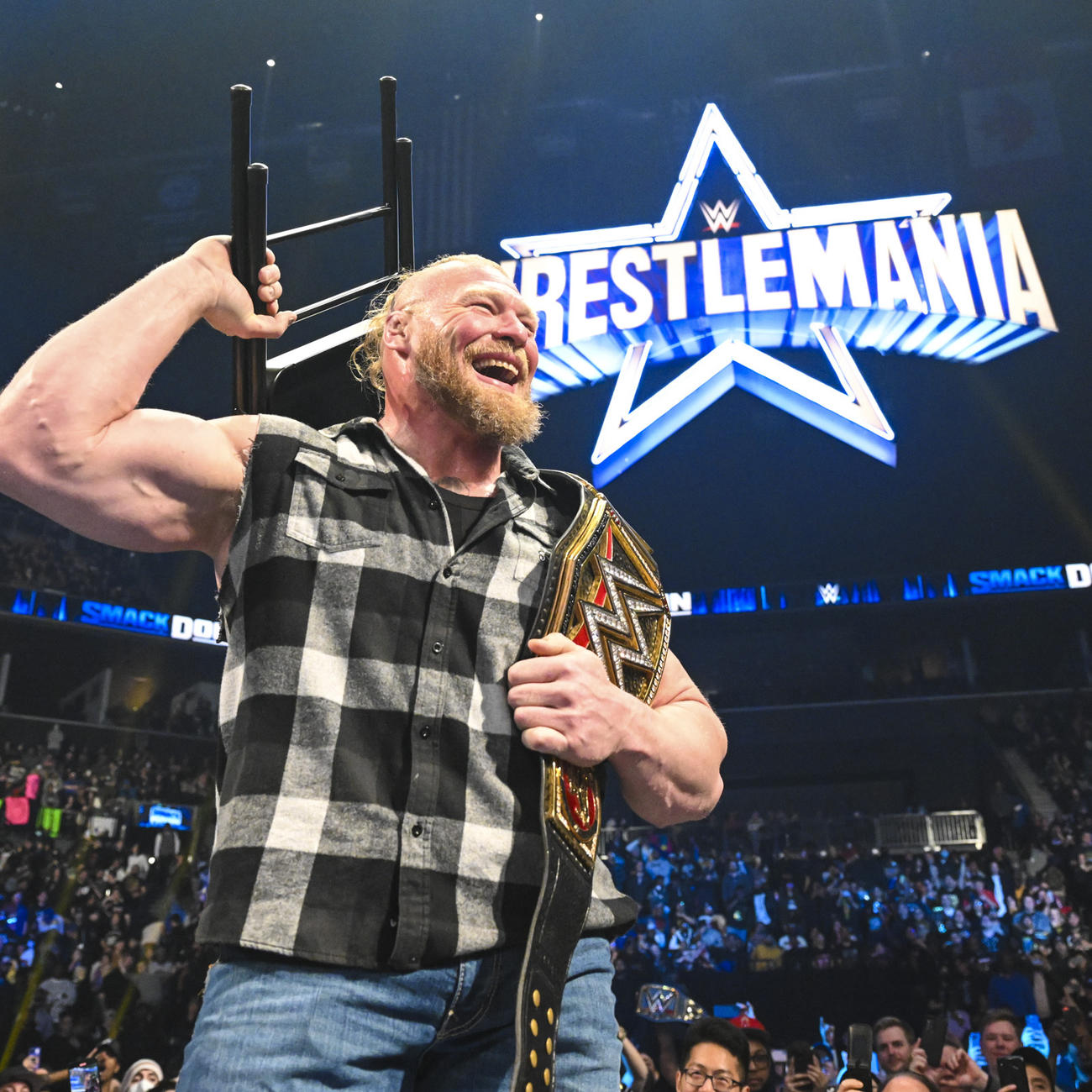 パイプいすを右手に持ち、大暴れしたWWEヘビー級王者ブロック・レスナー（C）2022 WWE, Inc. All Rights Reserved.