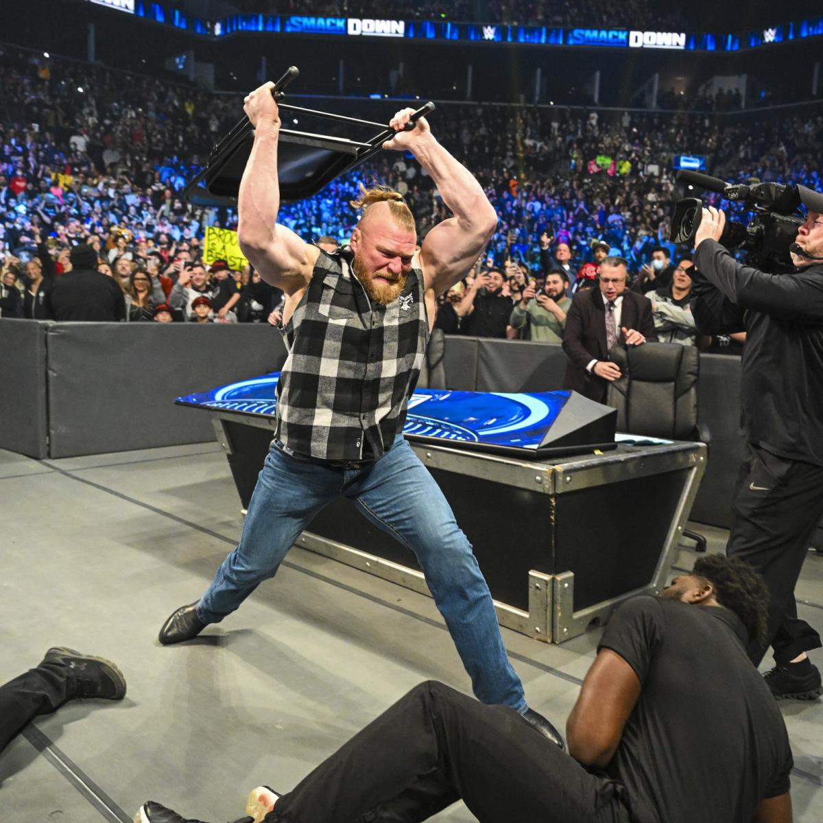 警備員らをパイプいすでめった打ちにしたWWEヘビー級王者ブロック・レスナー（C）2022 WWE, Inc. All Rights Reserved.