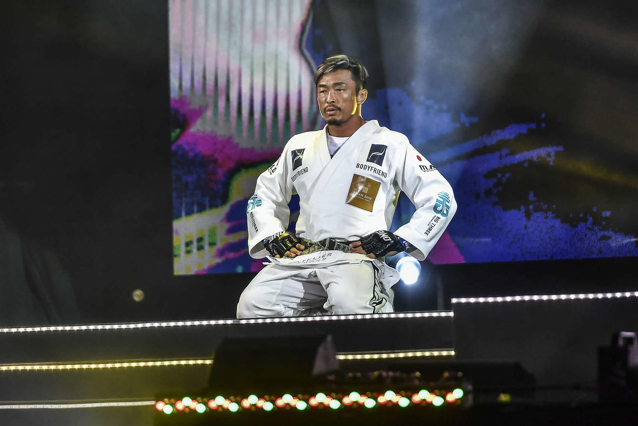 柔道着を身にまとって登場する秋山(C) ONE Championship