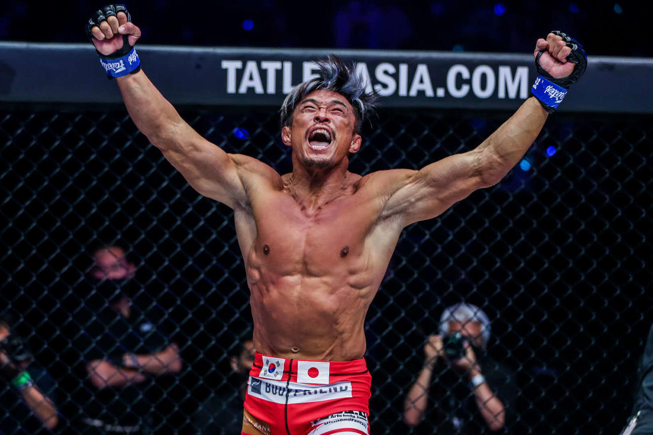 勝利し両手を突き上げる秋山(C) ONE Championship