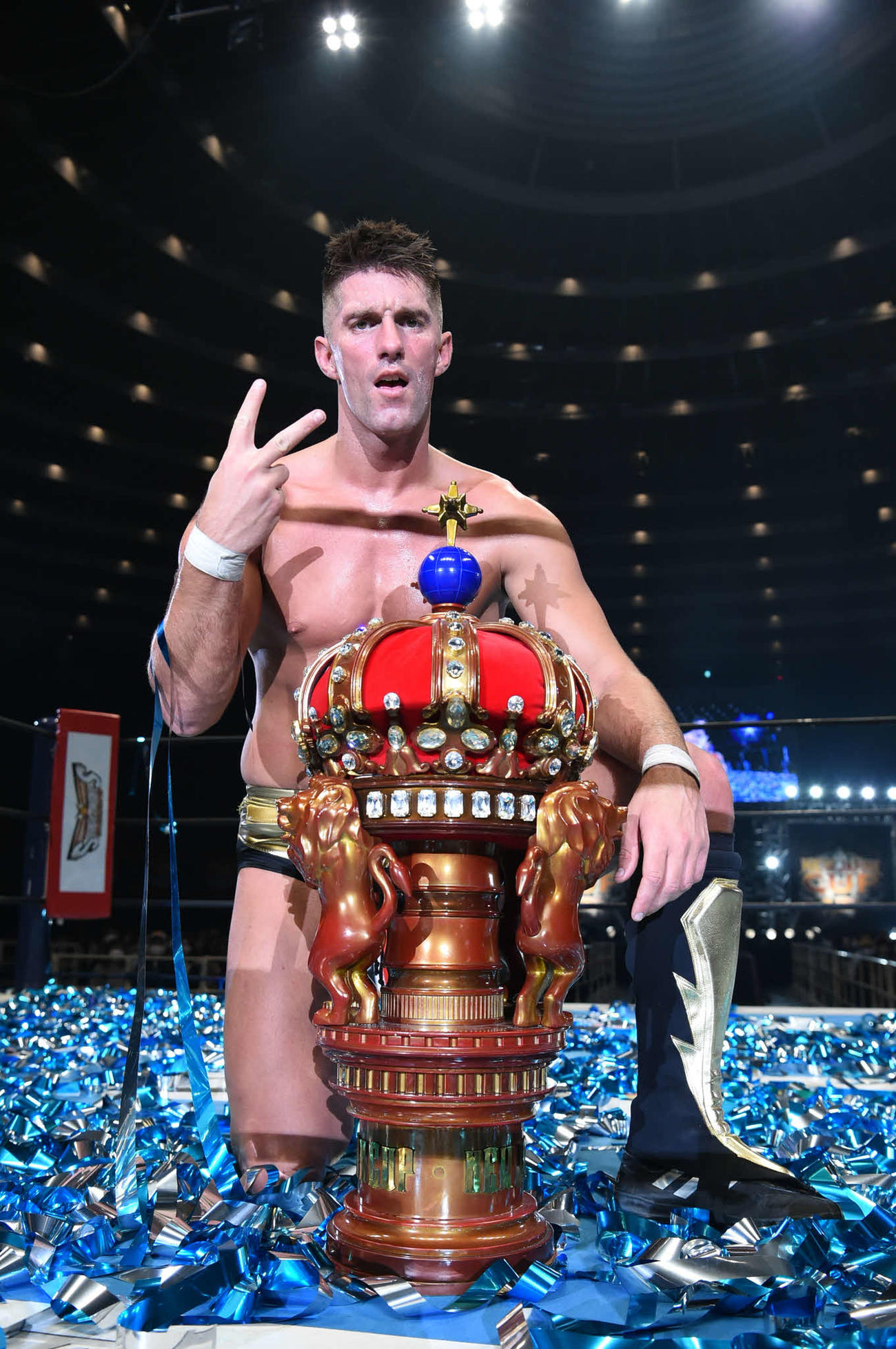 NJC2022を制し、トロフィーと写真に納まるセイバーJr．（新日本プロレス提供）