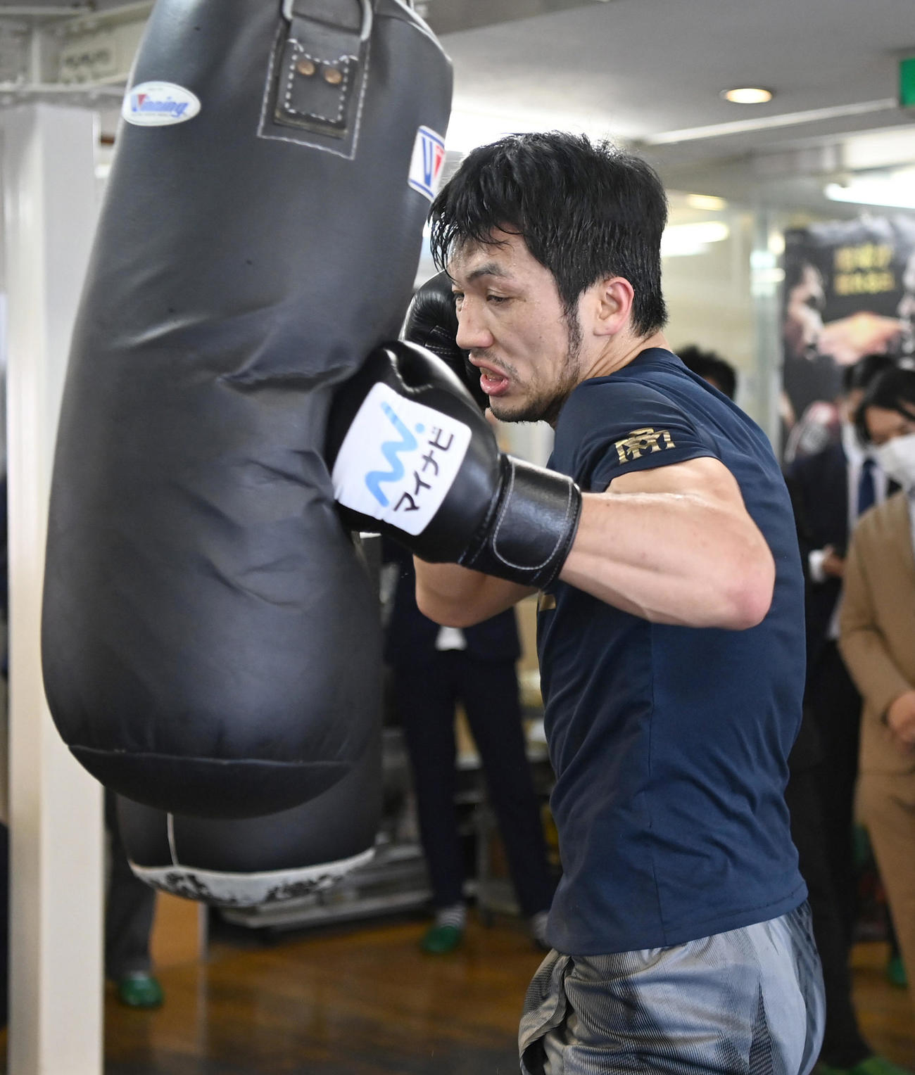 公開練習でサンドバッグを打ち込む村田（代表撮影）