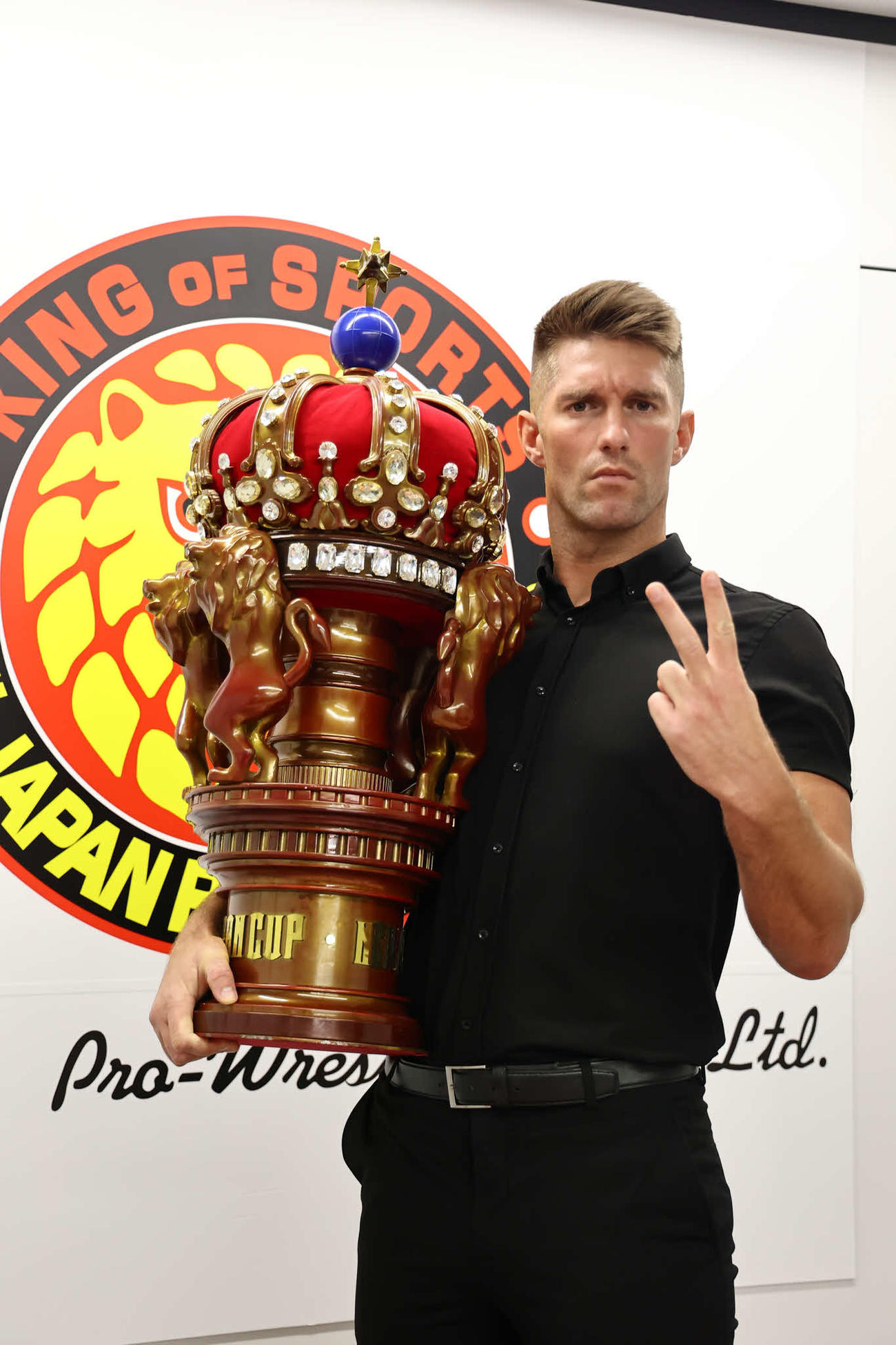セイバーJr．はNJC2022の一夜明け会見でトロフィーを抱えて写真に納まる（提供・新日本プロレス）