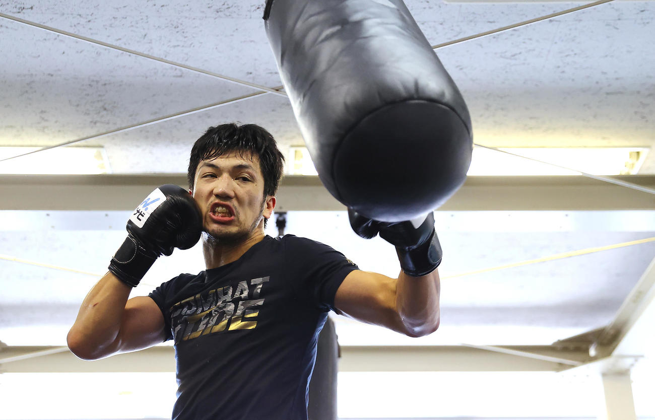 公開練習でサンドバッグに打ち込む村田（撮影・垰建太）