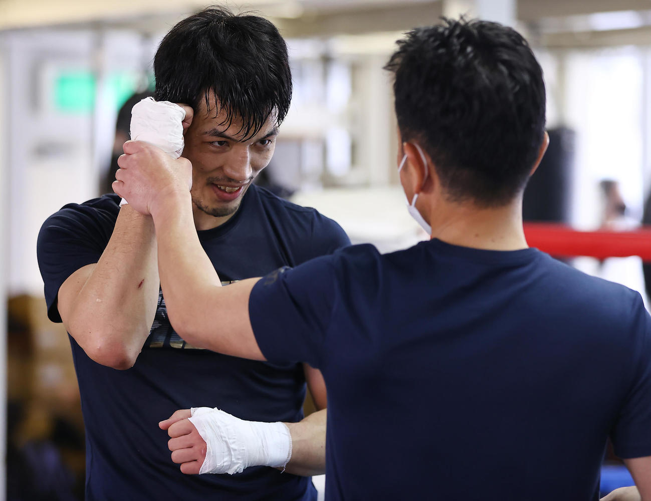 公開スパーリングを終え田中トレーナー（右）と動きの確認を行う村田（撮影・垰建太）
