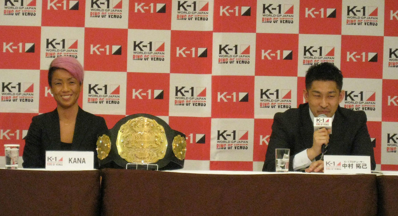 中村拓己プロデューサー（右）から6月タイトルマッチ開催発言を引き出し、思わず笑みを漏らすKANA（撮影・吉池彰）