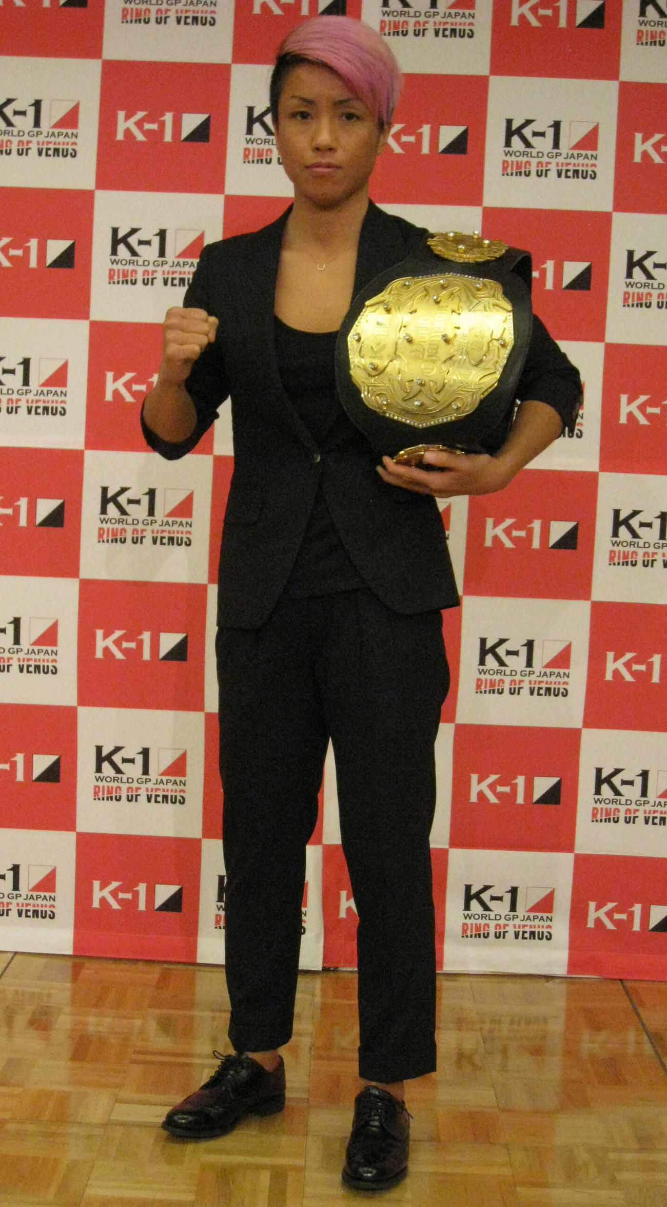6月のタイトルマッチが決まり、拳に力を込めるKANA（撮影・吉池彰）