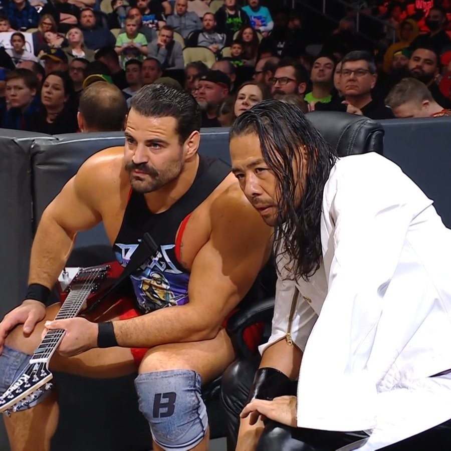 パートナーのブーグス（左）とSDタッグ王者組の試合を視察する中邑（C）2022 WWE, Inc. All Rights Reserved.