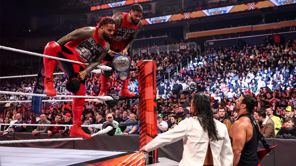 SDタッグ王者ウーソズ（左上2人）とにらみ合う中邑（下左）とブーグス（C）2022 WWE, Inc. All Rights Reserved.