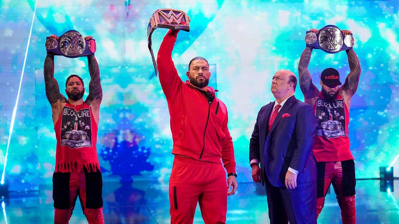 SDタッグ王者ウーソズらとベルトを掲げるWWEユニバーサル王者レインズ（左から2番目）。（C）2022　WWE，　Inc.　All　Rights　Reserved.