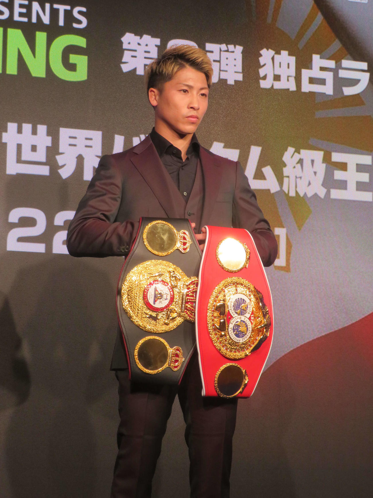 WBAスーパー、IBFの両王座のベルトを手に気合の入った表情をみせる井上尚弥