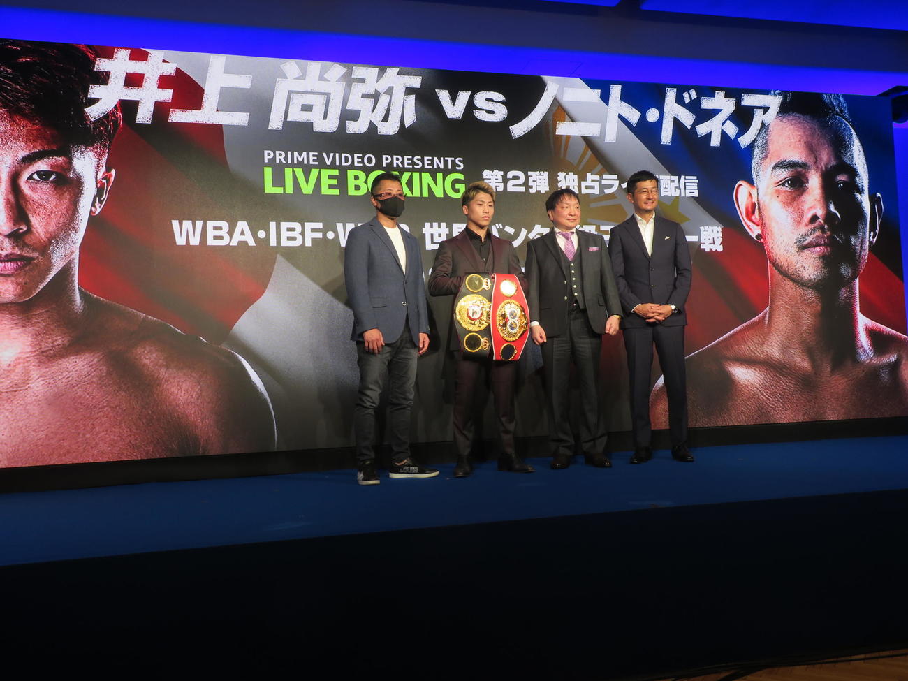 都内で開かれた井上－ドネア戦の発表会見に臨んだWBAスーパー、IBF世界バンタム級王者井上尚弥（左から2番目）ら関係者