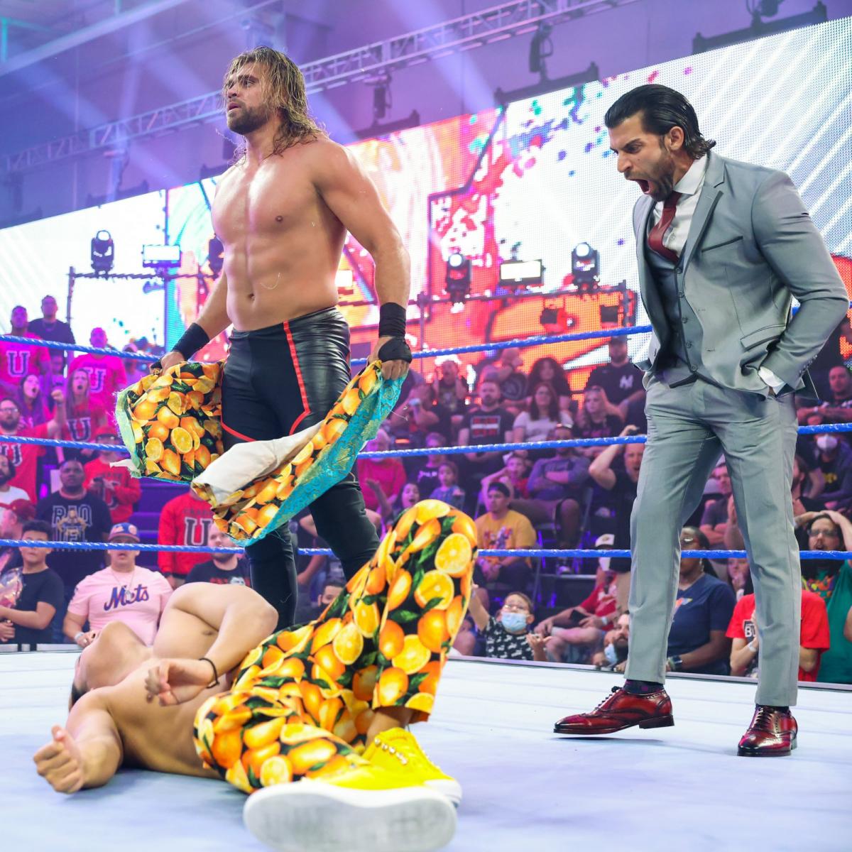 ヴォン・ワグナー（左上）にジャケットを引き裂かれたイケメン二郎（左下）（C）2022 WWE, Inc. All Rights Reserved.