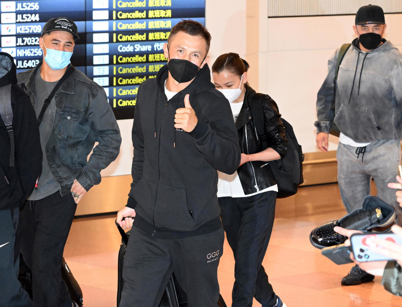 羽田空港に到着しサムアップするゴロフキン（撮影・滝沢徹郎）