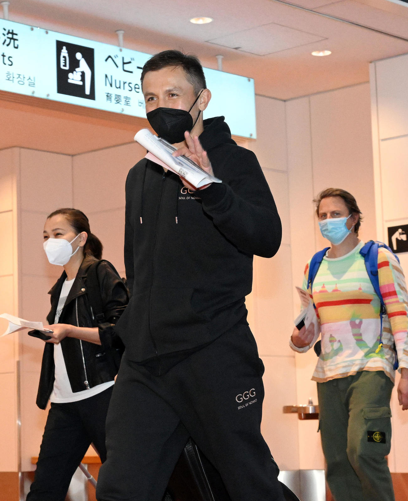 羽田空港に到着し報道陣に手を振るゴロフキン（撮影・滝沢徹郎）