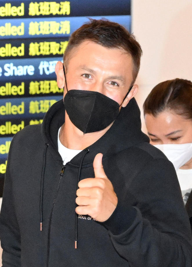 羽田空港に到着しサムアップするゴロフキン（撮影・滝沢徹郎）