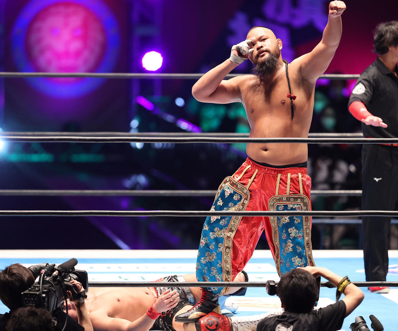 勝利したグレート・O・カーン（右）は、内藤（左下）のポーズを真似する（2021年3月4日撮影）