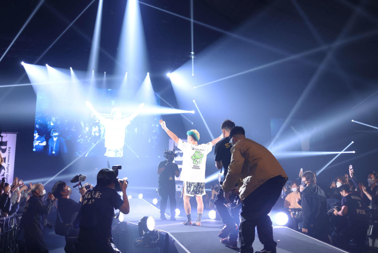 RISE Final Matchを終え、会場のファンに手を振り応えながら引き揚げる那須川天心（撮影・河田真司）