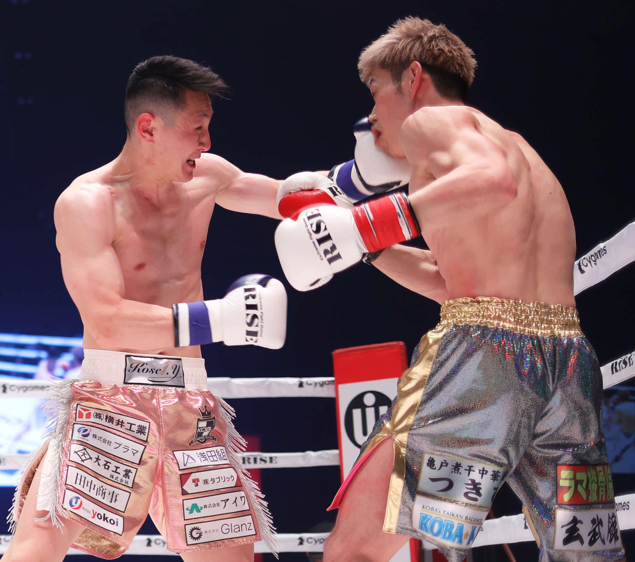3回、山田（左）は直樹にパンチを見舞いKO勝利する（撮影・河田真司）