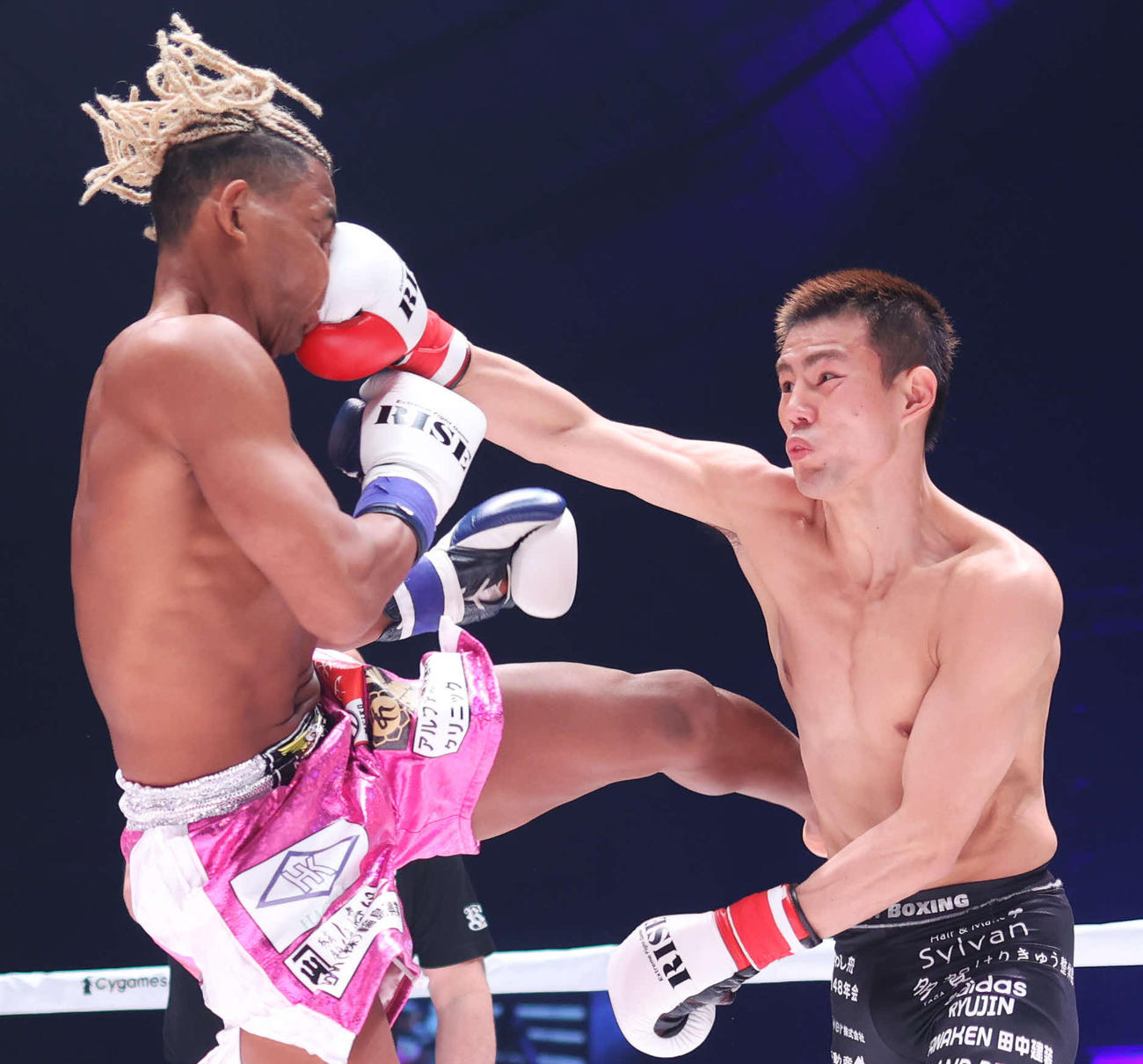 1回、“ブラックパンサー”ベイノア（左）にパンチを見舞う海人（撮影・河田真司）