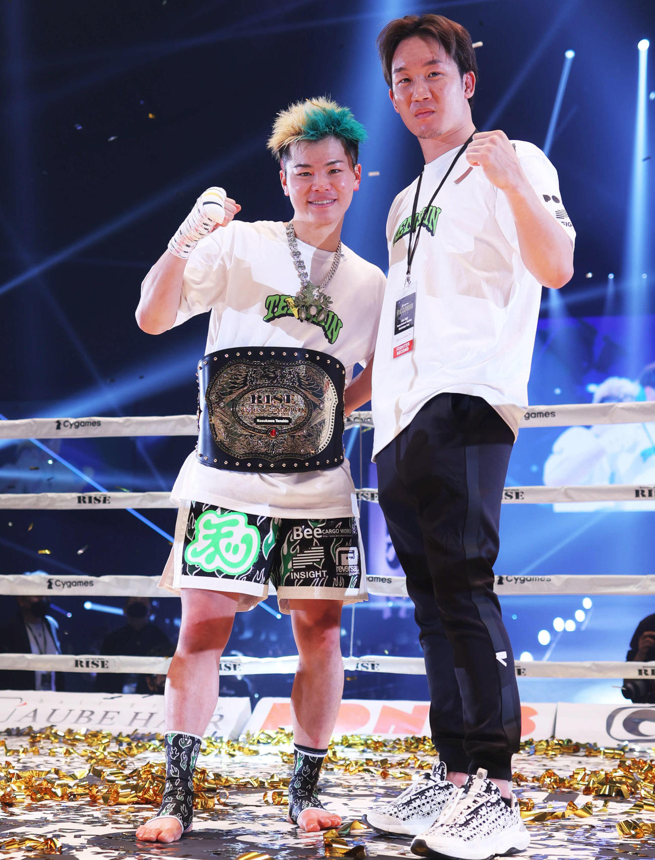 RISE Final Matchを終え、写真に納まる那須川天心（左）と朝倉未来（撮影・河田真司）
