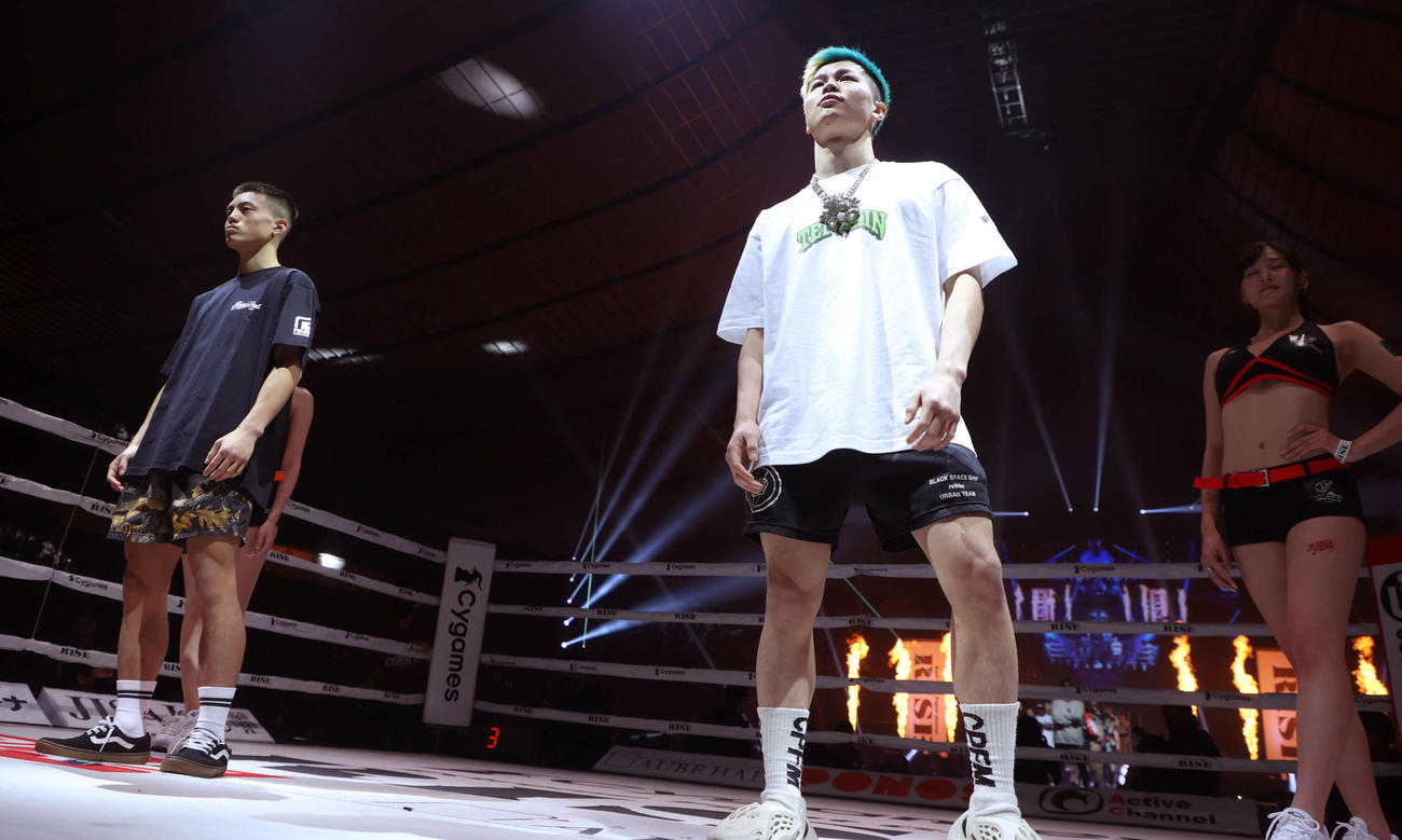 RISE ELDORADO2022オープニングで入場する那須川天心（右）と風音（撮影・河田真司）