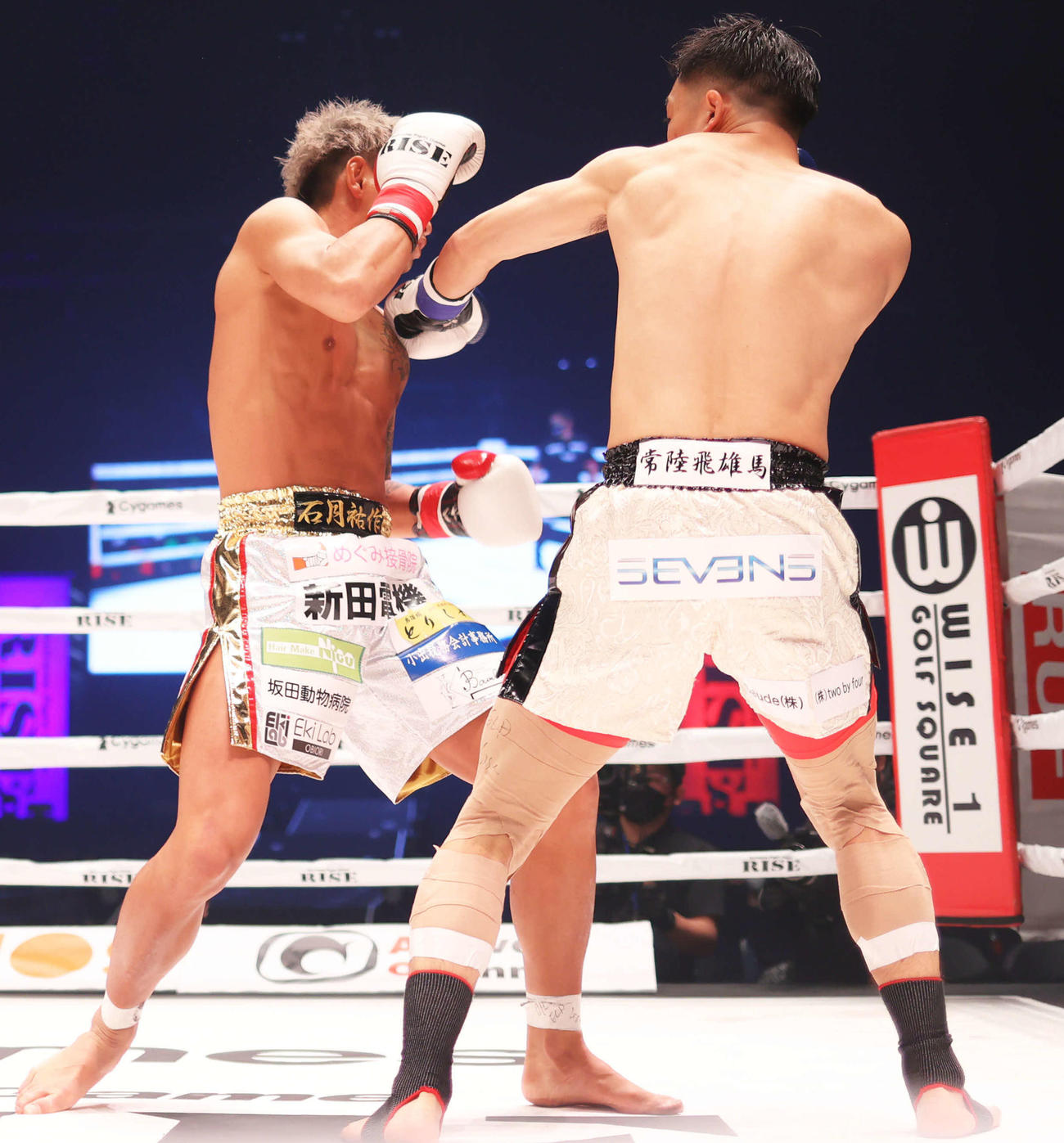 1回、石月（左）にパンチを見舞う常陸（撮影・河田真司）