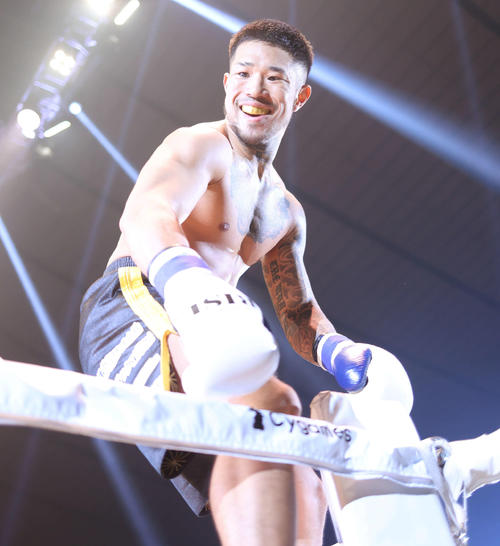北井にKO勝利しロープに上がる中村（撮影・河田真司）