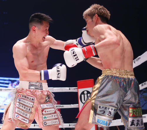 3回、山田（左）は直樹にパンチを見舞いKO勝利する（撮影・河田真司）