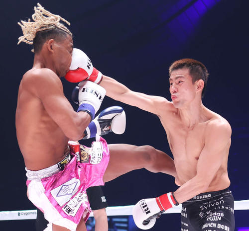 1回、“ブラックパンサー”ベイノア（左）にパンチを見舞う海人（撮影・河田真司）