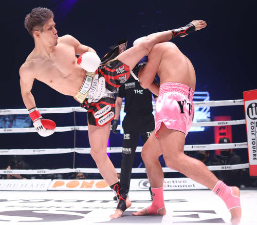 1回、原口（左）はロンペット・Y’ZD GYMに回し蹴りを見舞う（撮影・河田真司）