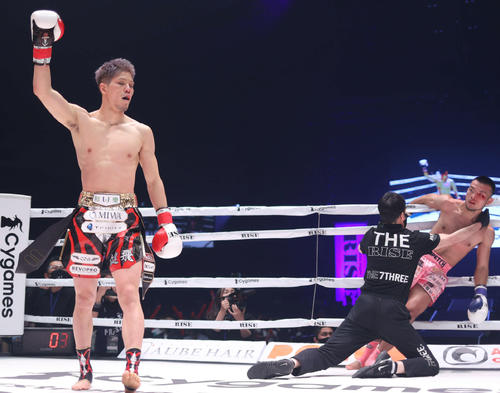 1回、原口（左）はロンペット・Y’ZD GYMにKO勝利する（撮影・河田真司）
