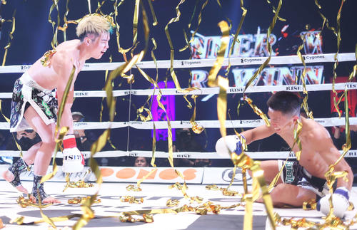 那須川天心（左）は風音に判定勝利し、健闘をたたえ合う（撮影・河田真司）