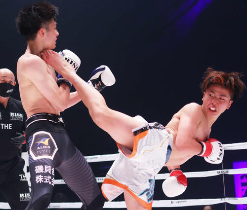 3回、笠原（左）に回し蹴りを見舞う那須川龍（撮影・河田真司）